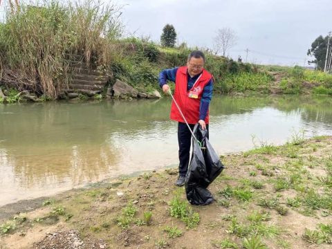 重庆沙坪坝区人大代表变身环卫工  学雷锋展时代新风