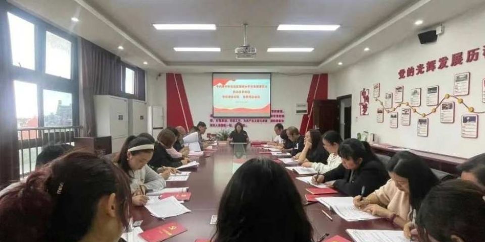 重庆渝北区旭辉小学开展主题党日活动 要求党员干部锤炼道德品行